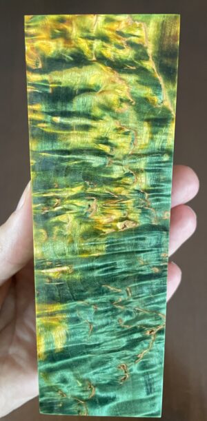 Dual coloured and stabilized Karelian masur birch block. Colour: golden and bright green. This species is also called curly birch due to its characteristical curly pattern.